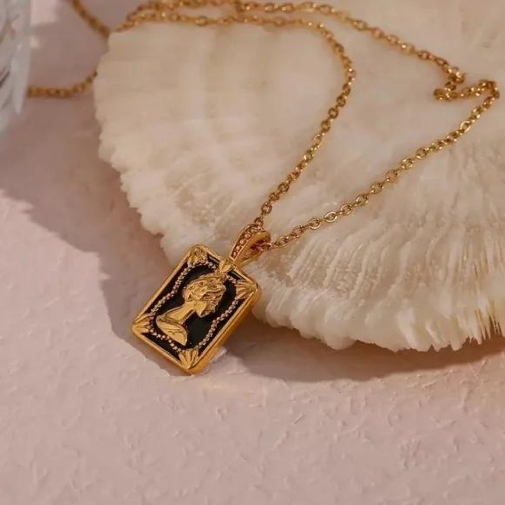 NEW QUEEN 18K GOLD SQUARE PENDANT NECKLACE - Picture 3 of 6
